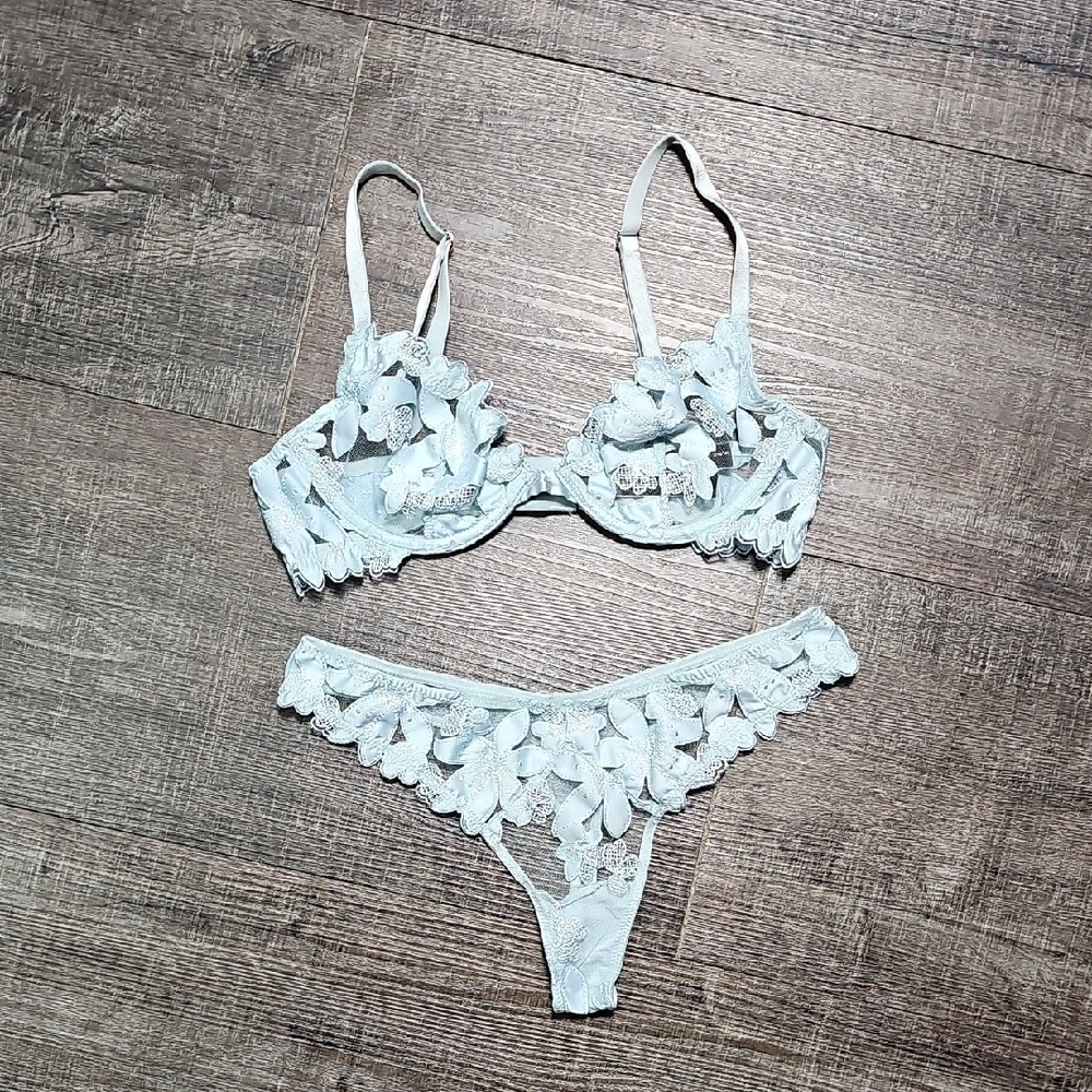 Lace Floral Underwire Bra & Thong Set - Light Blue